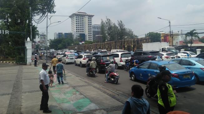 Jelang Aksi Bela Tauhid, Depan Stasiun Gambir Macet Total