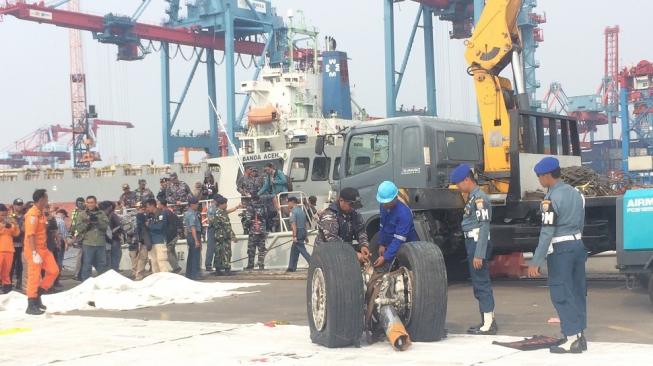 Penampakan 1 Set Roda Lion Air yang Jatuh di Tanjung Karawang