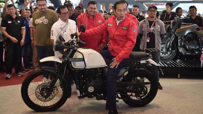 Presiden Joko Widodo mencoba motor Royal Enfield saat mengunjungi Indonesia Motorcycle Show (IMOS) 2018 di Jakarta Convention Center, Jakarta, Sabtu (3/11). [ANTARA FOTO/Puspa Perwitasari]