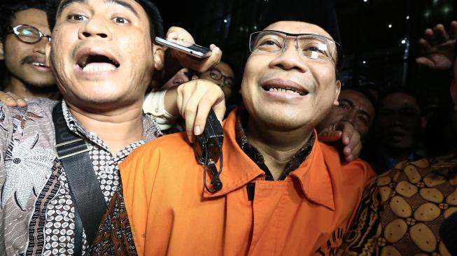 Wakil Ketua DPR Taufik Kurniawan dikawal petugas menggunakan rompi orange usai menjalani pemeriksaan di Komisi Pemberantasan Korupsi (KPK), Jakarta, Jumat(2/11). [ANTARA FOTO/Wibowo Armando]