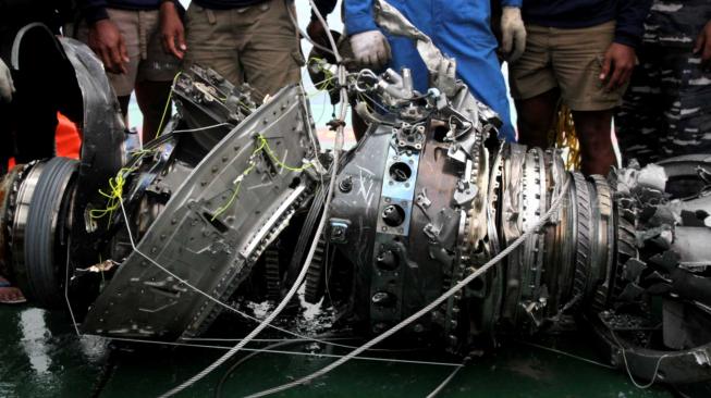 Petugas kapal Baruna Jaya 1 memeriksa mesin turbin pesawat Lion Air JT 610  yang ditemukan oleh tim penyelam TNI AL Dislambair di daerah perairan Karawang, Jawa Barat, Sabtu (3/11). (Suara.com/Fakhri Hermansyah)