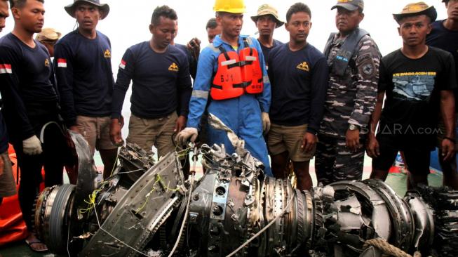 Petugas kapal Baruna Jaya 1 memeriksa mesin turbin pesawat Lion Air JT 610  yang ditemukan oleh tim penyelam TNI AL Dislambair di daerah perairan Karawang, Jawa Barat, Sabtu (3/11). (Suara.com/Fakhri Hermansyah)