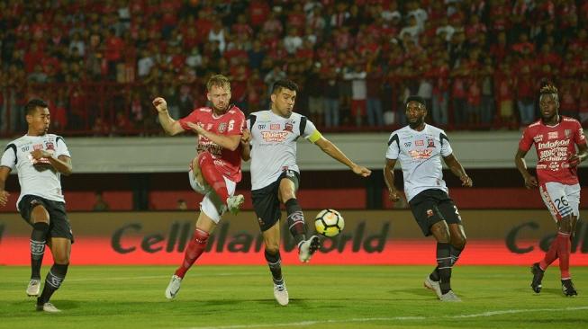 Pesepak bola Madura United Fabiano (ketiga kanan) berebut bola dengan pemain Bali United Melvin Platje dalam pertandingan Sepak Bola Liga 1 di Stadion I Wayan Dipta, Gianyar, Bali, Sabtu (3/11/2018). ANTARA FOTO/Nyoman Budhiana