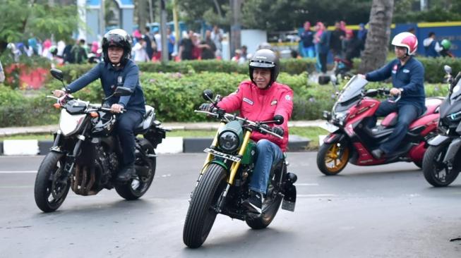 Presiden Joko Widodo mengendarai motor usai meninjau Pasar Anyar, Tangerang, Banten, Minggu (4/11/2018). [Suara.com/Biro Pers Setpres/Kris]