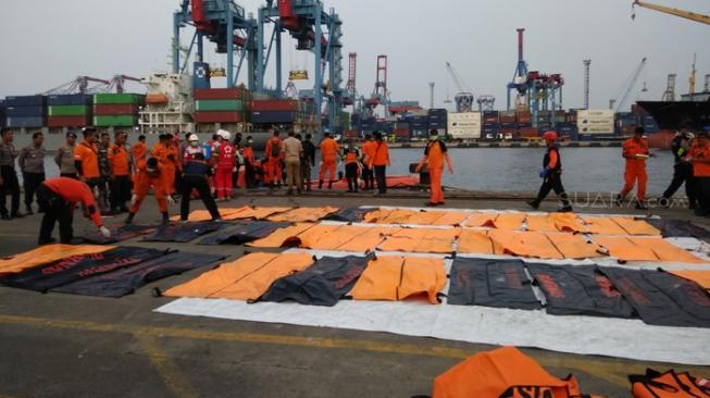 Sebanyak 31 kantong jenazah berisi potongan tubuh korban pesawat jatuh Lion Air JT 610 di perairan Tanjung Karawang, Jawa Barat, tiba di Jakarta International Container Terminal (JICT) II Tanjung Priok, Jakarta Utara, Minggu (4/11/2018). [Suara.com/Chyntia Sami Bhayangkara]