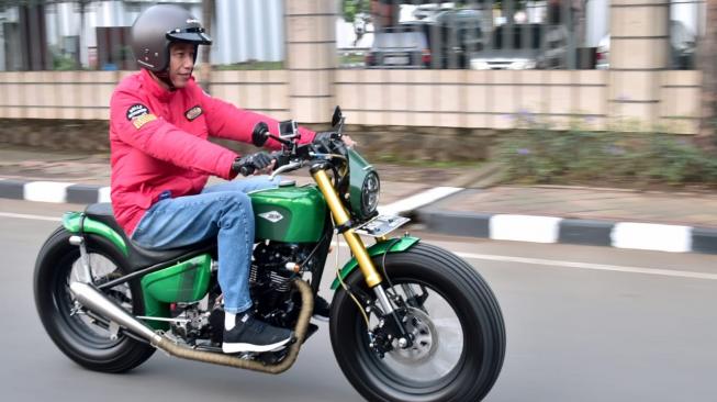 Presiden Joko Widodo mengendarai motor menuju Pasar Anyar, Tangerang, Banten, Minggu (4/11/2018). [Suara.com/Biro Pers Setpres/Kris]