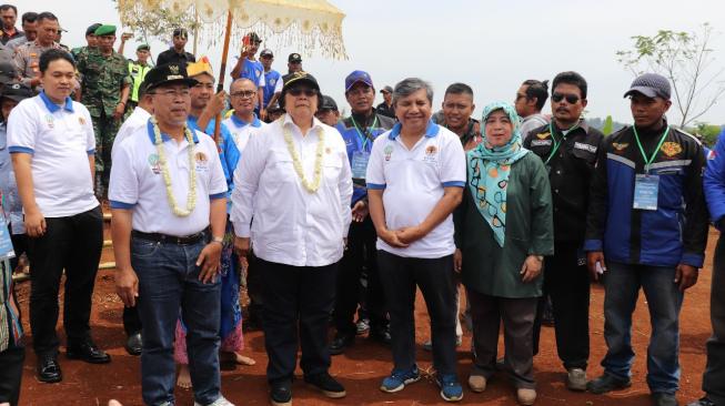 Menteri LHK, Siti Nurbaya, dalam "Sosialisasi Penanaman 25 Pohon selama Hidup dalam Rangka Pengendalian Kerusakan DAS Citarum, di Desa Wangun Jaya, Kecamatan Cugenang, Kabupaten Cianjur, Provinsi Jawa Barat, Sabtu (3/11/2018). (Dok: KLHK)