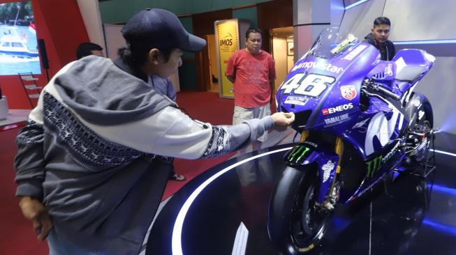 Pengunjung melihat motor Yamaha YZR M-1 di ajang Indonesia Motor Show (IMOS) 2018, JCC Senayan, Jakarta, Minggu (4/11). [Suara.com/Muhaimin A Untung] 