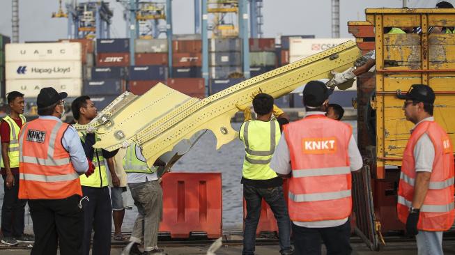 Petugas memindahkan bagian pesawat Lion Air JT 610 di Pelabuhan Tanjung Priok, Jakarta, Minggu (4/11/2018). ANTARA FOTO/Dhemas Reviyanto