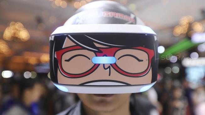 Seorang pengunjung bermain permainan balap motor menggunakan Virtual Reality di VR Corner saat pagelaran Indonesia Motorcycle Show (IMOS) 2018, JCC Senayan, Jakarta, Minggu (4/11/2018). [Suara.com/Muhaimin A Untung] 