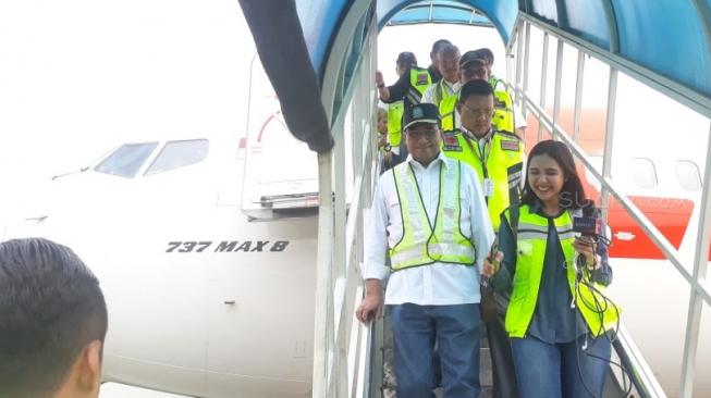 Menhub Budi Karya Sumadi ikut melakukan pemeriksaan pesawat Lion Air di Terminal I Bandara Soekarno-Hatta, Tangerang, Minggu (4/11/2018). (Suara.com/Achmad Fauzi)