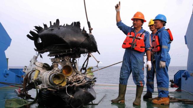 Petugas kapal Baruna Jaya I mengangkat bagian ban pesawat Lion Air (PK-LQP) JT610 Jakarta- Pangkal Pinang  yang ditemukan tim Penyelam TNI AL Dislambair di Perairan Karawang, Jawa Barat, Minggu (4/11). (Suara.com/Fakhri Hermansyah)