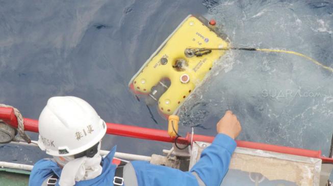 Petugas kru kapal Baruna Jaya 1 menurunkan alat Remote Operated Vehicle (ROV) ke dasar  laut Karawang, Jawa Barat, Minggu (4/11). (Suara.com/Fakhri Hermansyah)