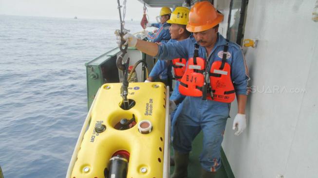 Petugas kru kapal Baruna Jaya 1 menurunkan alat Remote Operated Vehicle (ROV) ke dasar  laut Karawang, Jawa Barat, Minggu (4/11). (Suara.com/Fakhri Hermansyah)