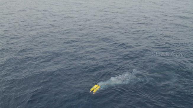 Alat Remote Operated Vehicle (ROV) di laut Karawang, Jawa Barat, Minggu (4/11). (Suara.com/Fakhri Hermansyah)