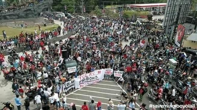 Puluhan ribu orang yang tergabung dalam Forum Boyolali Bermartabat, melakukan aksi turun ke jalan-jalan, Minggu(4/1/2018), memprotes Calon Presiden nomor urut 2 Prabowo Subianto yang disebut melecehkan warga kabupaten di Jawa Tengah tersebut. [Facebook]