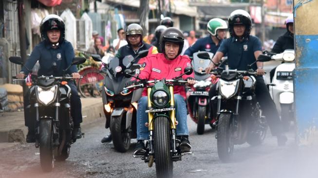 Presiden Joko Widodo mengendarai motor usai meninjau Pasar Anyar, Tangerang, Banten, Minggu (4/11/2018). [Suara.com/Biro Pers Setpres/Kris]