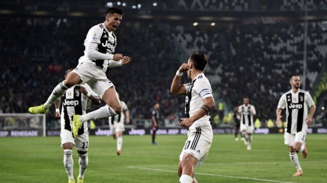 Para pemain Juventus melakukan selebrasi usai menjebol gawang Cagliari pada laga lanjutan Liga Italia 2018/2019 di Allianz Stadium, Minggu (4/11/2018) dini hari WIB. [MARCO BERTORELLO / AFP]