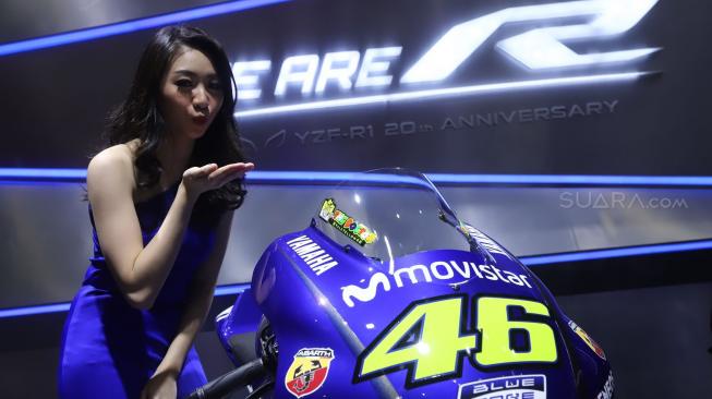 SPG memperlihatkan motor Yamaha YZR M-1 di ajang Indonesia Motor Show (IMOS) 2018, JCC Senayan, Jakarta, Minggu (4/11). [Suara.com/Muhaimin A Untung] 