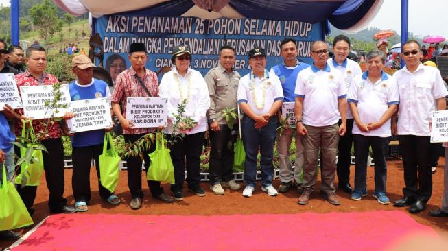 Menteri LHK, Siti Nurbaya, dalam "Sosialisasi Penanaman 25 Pohon selama Hidup dalam Rangka Pengendalian Kerusakan DAS Citarum, di Desa Wangun Jaya, Kecamatan Cugenang, Kabupaten Cianjur, Provinsi Jawa Barat, Sabtu (3/11/2018). (Dok: KLHK)