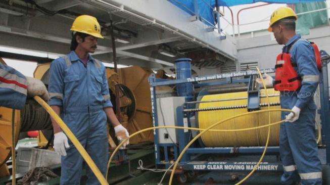 Petugas kru kapal Baruna Jaya 1 menurunkan alat Remote Operated Vehicle (ROV) ke dasar  laut Karawang, Jawa Barat, Minggu (4/11). (Suara.com/Fakhri Hermansyah)