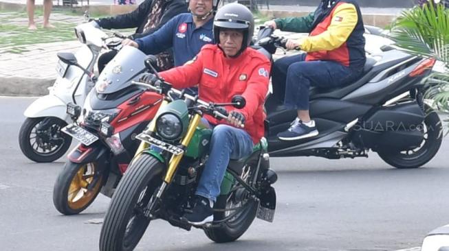 Naik motor custom, Presiden Joko Widodo atau Jokowi melakukan blusukan ke Pasar Anyar, Tangerang, Banten, Minggu (4/11/2018). (Foto: Kris/ Biro Pers Setpres)