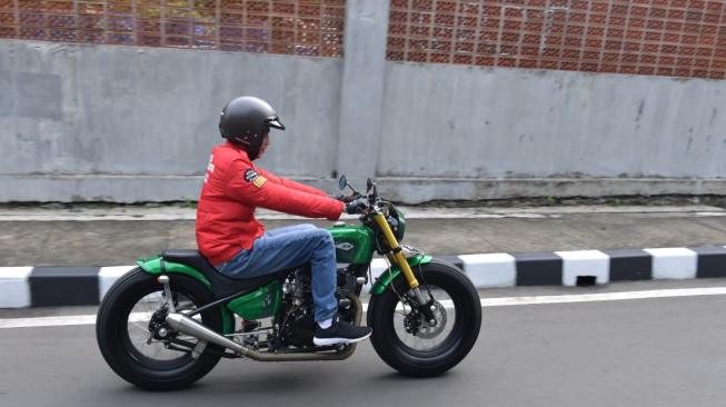 Presiden Joko Widodo mengendarai motor menuju Pasar Anyar, Tangerang, Banten, Minggu (4/11/2018). [Suara.com/Biro Pers Setpres/Kris]