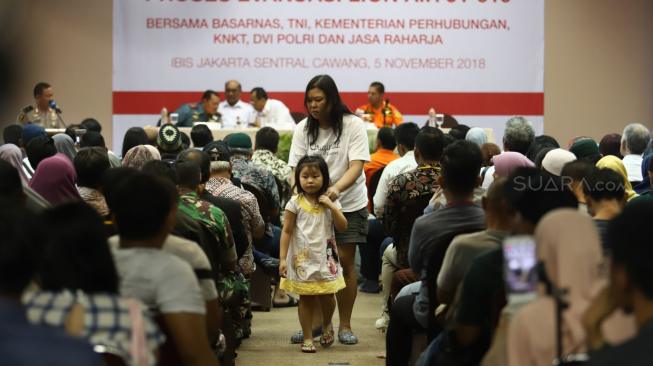 Keluarga korban jatuhnya pesawat Lion Air JT bersedih saat konferensi pers paparan evakuasi pencarian korban di Crisis Center Hotel Ibis, Jakarta Timur, Senin (5/11). [Suara.com/Muhaimin A Untung] 