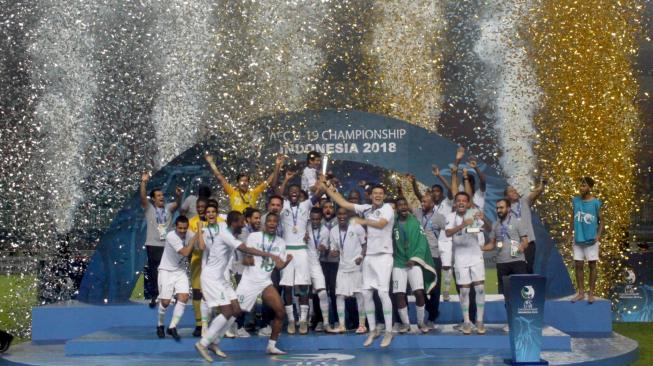 Pesepak bola Timnas Arab Saudi melakukan selebrasi kemenangan setelah mengalahakan Korea Selatan pada laga Final Piala Asia U-19 di Stadion Pakansari, Bogor, Jawa Barat, Minggu (4/11/2018). ANTARA FOTO/Yulius Satria Wijaya