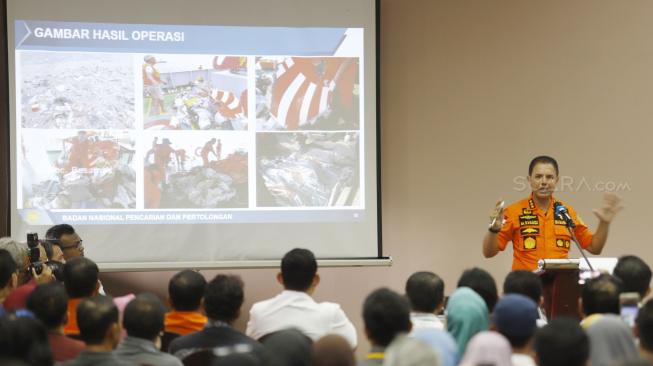 Kepala Basarnas Marsekal Madya Muhammad Syaugi saat memberi keterangan kepada keluarga korban saat konferensi pers evakuasi pesawat Lion Air JT 610 di Crisis Center Hotel Ibis, Jakarta, Senin (5/11). [Suara.com/Muhaimin A Untung] 