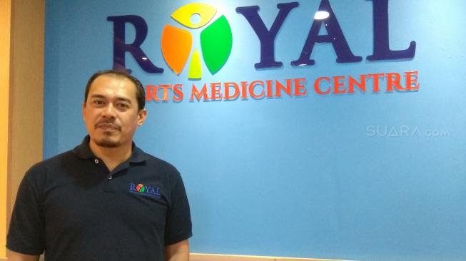 Penanggung Jawab Tes Medis Indonesia Basketball League (IBL) 2018/2019, Dokter I Gede Made Febry Siswanto, ditemui di Rumah Sakit Royal Sports Medicine Centre, Sunter, Jakarta, Senin (5/11/2018). [Suara.com/Arief Apriadi]