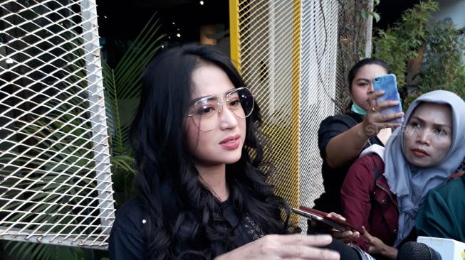 Dewi Perssik resmi melaporkan keponakannya, Rosa Meldianti ke Polda Metro Jaya. (Ismail/Suara.com)