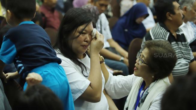 Keluarga korban jatuhnya pesawat Lion Air JT bertanya saat konferensi pers paparan evakuasi pencarian korban di Crisis Center Hotel Ibis, Jakarta Timur, Senin (5/11). [Suara.com/Muhaimin A Untung] 