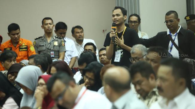 Keluarga korban jatuhnya pesawat Lion Air JT bertanya saat konferensi pers paparan evakuasi pencarian korban di Crisis Center Hotel Ibis, Jakarta Timur, Senin (5/11). [Suara.com/Muhaimin A Untung] 