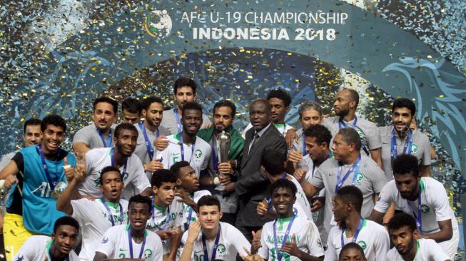 Pesepak bola Timnas Arab Saudi melakukan selebrasi kemenangan setelah mengalahakan Korea Selatan pada laga Final Piala Asia U-19 di Stadion Pakansari, Bogor, Jawa Barat, Minggu (4/11/2018). ANTARA FOTO/Yulius Satria Wijaya