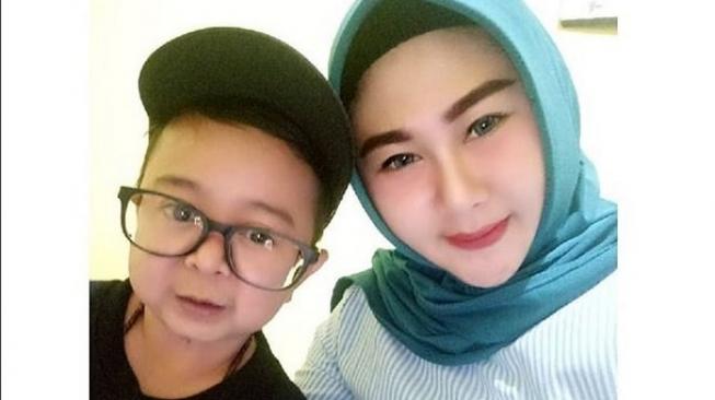 Daus Mini bersama calon istri, Shelvie Hana Wijaya. (Instagram)