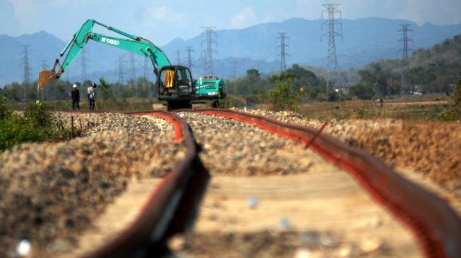 Pekerja beraktivitas di lokasi pengerjaan proyek rel kereta api trans Sulawesi di Desa Pekkae, Kabupaten Barru, Sulawesi Selatan, Senin (5/11). [ANTARA FOTO/Abriawan Abhe]