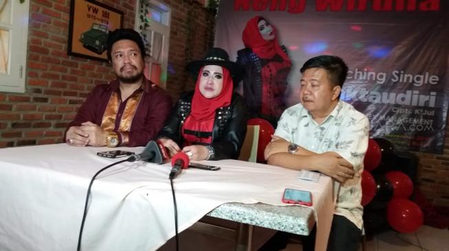 Ditemani suami, Zecky Alatas dan produser Zoel Bahar, Neng Wirdha rilis single berjudul Tak Tahu Diri. (Ferry Noviandi/Suara.com)