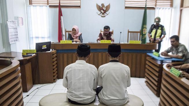 Hakim tunggal Suwanto membacakan putusan saat sidang pengeroyokan Haringga Sirla di Pengadilan Negeri Bandung, Jawa Barat, Selasa (6/11). [ANTARA FOTO/M Agung Rajasa]