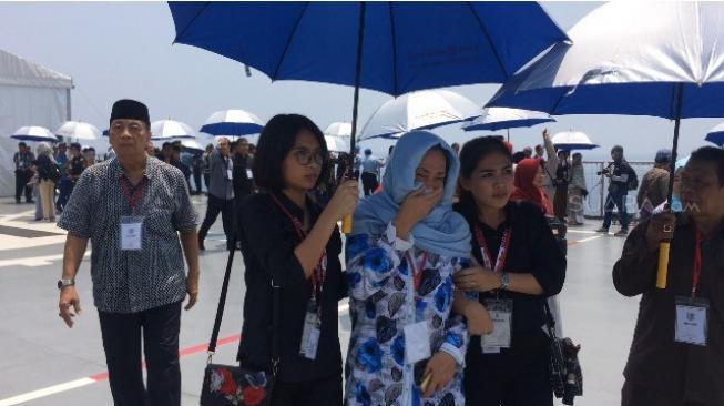 Tangis Tabur Bunga untuk Korban Lion Air: Aku Masih Ingin di Sini