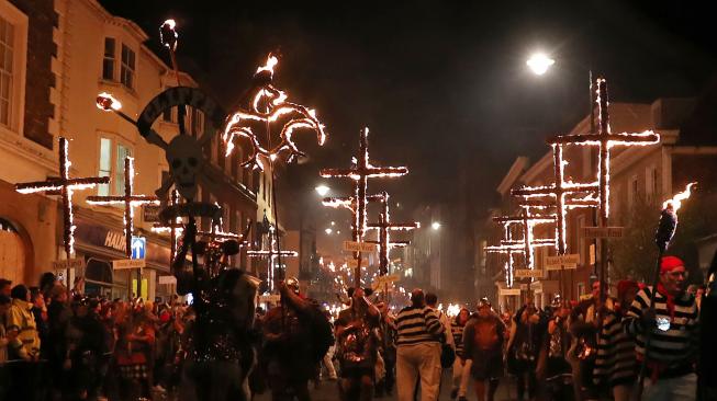 Warga berparade dengan membawa obor dalam perayaan Guy Fawkes Night atau juga disebut Bonfire Night di Lewes, Inggris, Senin (5/11). [AFP/Daniel LEAL-OLIVAS]