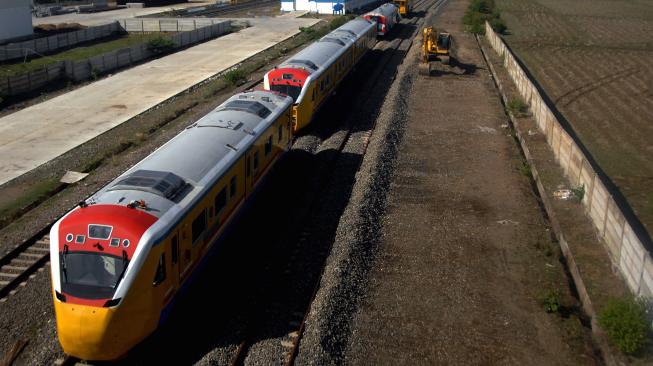 Kendaraan operasional berada di areal pengerjaan proyek rel kereta api trans Sulawesi di Desa Pekkae, Kabupaten Barru, Sulawesi Selatan, Senin (5/11). [ANTARA FOTO/Abriawan Abhe]