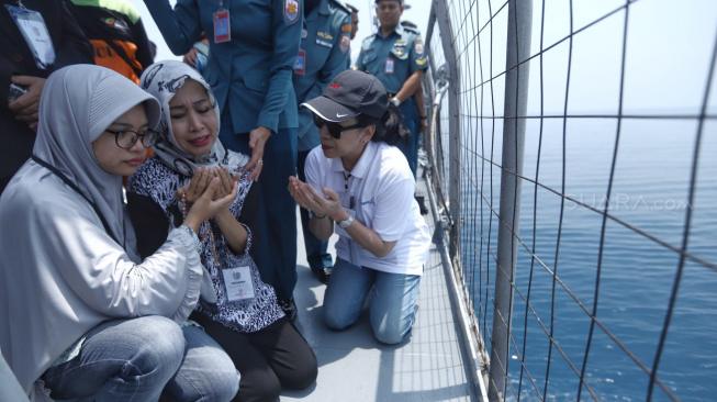 Keluarga korban jatuhnya pesawat Lion Air  JT610 melaksanakan prosesi doa bersama dan tabur bunga di titik perairan Tanjung Karawang, Jawa Barat, Selasa (6/11).[Suara.com/Muhaimin A Untung]