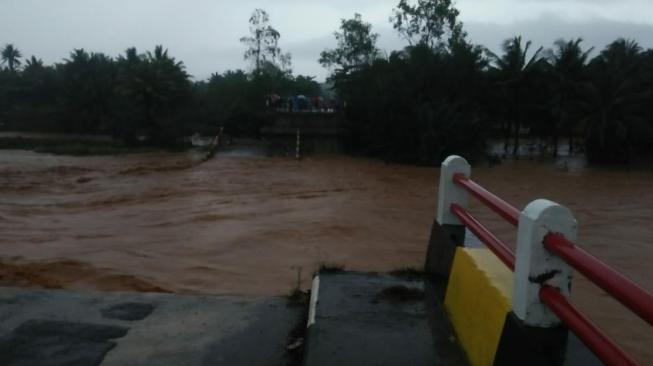 Kondisi terkini kerusakan jembatan Cipatujah, di Kabupaten Tasik, Jawa Barat. (Dok: KemenPUPR)