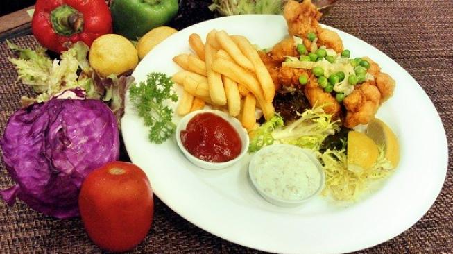 Fish and Peas and Chips yang disuguhkan Café Sirih. (Foto: Dok. Millennium Hotel Sirih Jakarta)