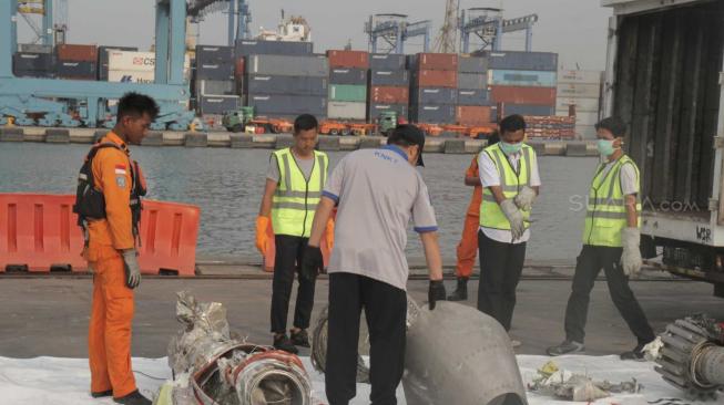 Tim SAR gabungan memeriksa  penemuan turbin kedua pesawat Lion Air JT 610 di Tanjung Priok, Jakarta Utara, Rabu (7/11). (Suara.com/Fakhri Hermansyah)