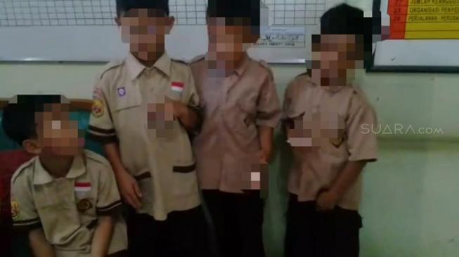 Dikecam, Belasan Siswa SD Ini Dihukum Guru Isap Rokok