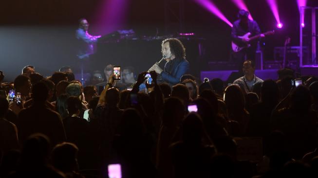 Saksofonis asal Amerika Serikat Kenny G tampil dalam konser di Jakarta, Selasa (6/11).[ANTARA FOTO/Akbar Nugroho Gumay]