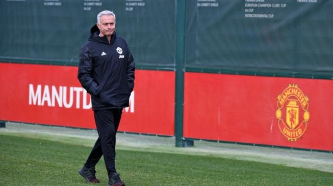 Manajer Manchester United Jose Mourinho tiba di arena latihan MU jelang laga Grup H Liga Champions kontra Juventus yang akan digelar di Allianz Stadium, Turin, Kamis (8/11/2018) [AFP]