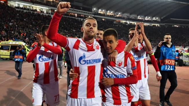 Pemain Red Star Belgrade merayakan kemenangan atas Liverpool. (Andrej ISAKOVIC / AFP)